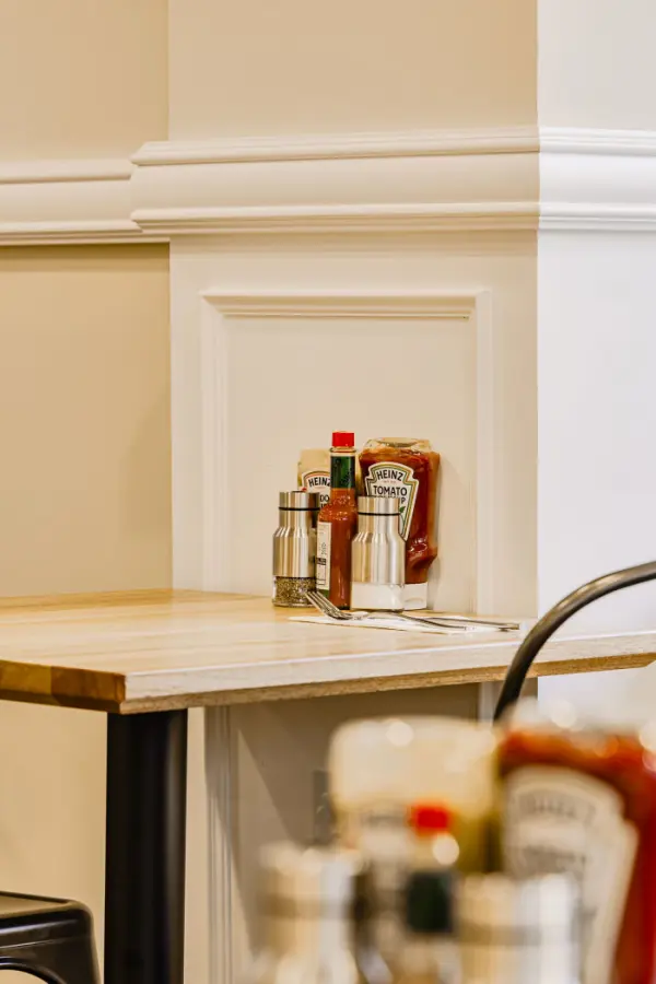 클래식 몰딩이 돋보이는 아메리칸 다이너 감성 카페